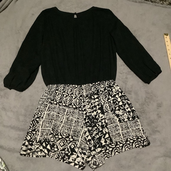 Alythea Long Sleeve Shorts Romper Open Back Cut Out Size Small 📦PD - Picture 1 of 9